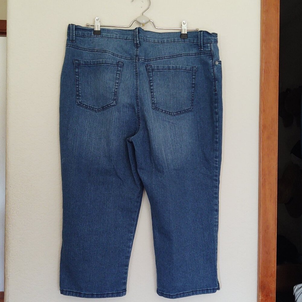 GLORIA VANDERBILT ALL AROUND SLIMMING EFFECT SIZE 16 CAPRI PANTS DENIM WASH - Picture 3 of 3